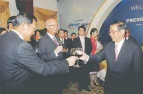 Chủ tịch nước Nguyễn Minh Triết chiêu đãi
các đại biểu dự diễn đàn kinh tế
thế giới về Đông Á.
