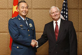 Trưởng Quốc phòng Hoa Kỳ Robert Gates (phải) và Phó Tổng tham mưu trưởng Quân đội Trung Quốc Mã Hiểu Thiên tại Singapore.

