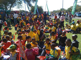Trẻ em Nam Phi tham gia một hoạt động chào mừng VCK World Cup 2010 ngay trên quê nhà