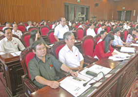Các đại biểu Quốc hội thảo luận tại
hội trường.