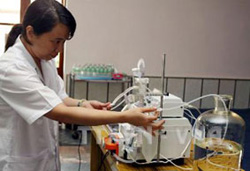 Cán bộ viện Vác-xin Nha Trang nghiên cứu sản xuất Vác-xin phòng cúm A/H1N1