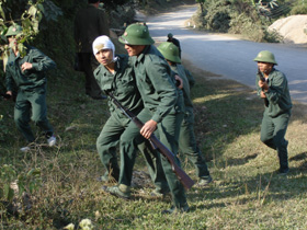 Học viên trường quân sự tỉnh thực hành diễn tập chiến đấu trị an.