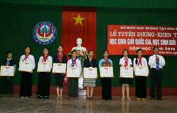 Lãnh đạo Sở GD-ĐT trao giấy khen cho học sinh giỏi là người DTTS năm học 2009 - 2010.