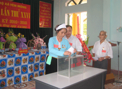 Các đại biểu bỏ phiếu bầu BCH Đảng bộ xã Yên Mông nhiệm kỳ 2010 - 2015.