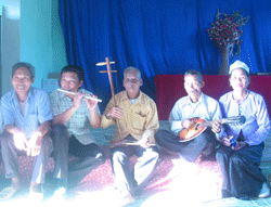 Lớp học nhạc cụ dân tộc ở xóm Mùn, xã Địch Giáo luôn có đông người tham gia.
