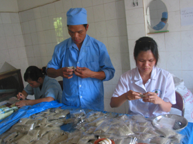 Cán bộ, nhân viên của Công ty CP Y dược học dân tộc Hoà Bình đưa các bài thuốc hay phục vụ công tác điều trị.