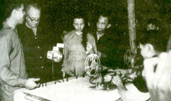 Nhà báo Wilfred Burchett (thứ hai từ trái) và Madeleine Riffaud (thứ ba từ trái) thăm Xưởng phim Giải phóng năm 1965