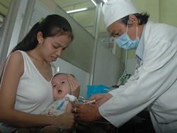 Tiêm vắc-xin 5 trong 1 tại Trạm Y tế phường 10, quận 3-TPHCM