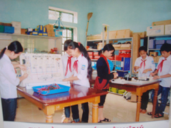 Các em học sinh trường PTDT NT huyện Kim Bôi thường xuyên được tiếp cận với các trang thiết bị giảng dạy