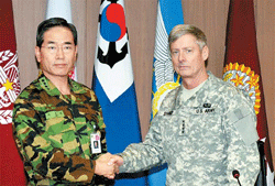 Tướng Lee Sang-eui (trái) trong cuộc gặp Tướng Walter Sharp, tư lệnh Lực lượng Mỹ tại Hàn Quốc, hồi tháng 4