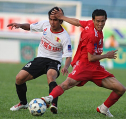 Tiền đạo ĐTVN Nguyễn Việt Thắng (trái) khá “đắt sô” mùa World Cup.