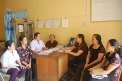 Trạm y tế thị trấn Cao Phong thường xuyên tổ chứcgiao ban với y tế thôn bản để nắm tình hình sức khỏe của nhân dân