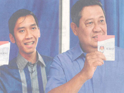 Tổng thống Yudhoyono (phải) và con trai bỏ phiếu bầu cử tổng thống năm 2009