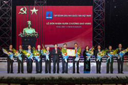 Thủ tướng Nguyễn Tấn Dũng trao huân chương Sao Vàng tặng ngành Dầu Khí.
