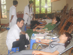 Cán bộ CNVC, lực lượng vũ trang huyện Kỳ Sơn tham gia hiến  máu tình nguyện