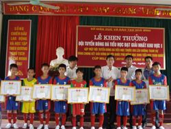 Lãnh đạo Sở GD&ĐT trao giấy khen cho các VĐV và HLV đội tuyển bóng đá TH tỉnh giành giải nhất khu vực I