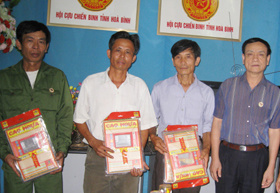 Đồng chí Bùi Xuân Trường,CT Hội CCB tỉnh trao quà của Công ty cho các hội viên.