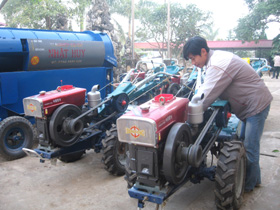 Nông dân xã Phú Lão, huyện Lạc Thủy nhận máy nông nghiệp theo đề án.