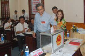 Đại biểu dự Đại hội bỏ phiếu bầu BCH Đảng bộ khóa I, nhiệm kỳ 2010 - 2015.