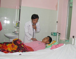 Các bác sĩ kiểm tra sức khỏe cho bệnh nhân Quách Văn Huyền.