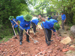 ĐVTN khối các cơ quan tỉnh tham gia tình nguyện tại xã Vĩnh Tiến, huyện Kim Bôi