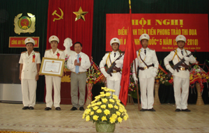 Thừa uỷ quyền của Chủ tịch nước, đồng chí Bùi Văn Tỉnh, Chủ tịch UBND tỉnh đã trao Huân chương Chiến công hạng Nhất cho CBCS phòng Cảnh sát điều tra tội phạm về ma tuý