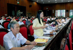 Các đại biểu Quốc hội thảo luận
tại hội trường.