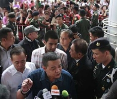 Thủ lĩnh áo đỏ Jatuporn Prompan (giữa) trao đổi với các nhà báo tại Toà án Hình sự Bangkok hôm 15.6.