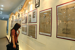 Khách xem triển lãm báo xưa tại Thư viện Hà Nội