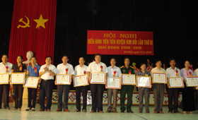 Lãnh đạo UBND huyện Kim Bôi trao giấy khen cho các cá nhân có thành tích xuất sắc trong phong trào thi đua giai đoạn 2005 - 2010