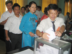 Các đại biểu bỏ phiếu bầu BCH khóa V