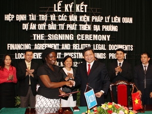 Thống đốc Ngân hàng Nhà nước Nguyễn Văn Giàu và Giám đốc WB tại Việt Nam Victoria Kwakwa, ký một hiệp định tài trợ.