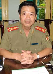 Thượng tá An Quốc Khánh - Trưởng phòng Quản lý xuất nhập cảnh, Công an TP Hà Nội.