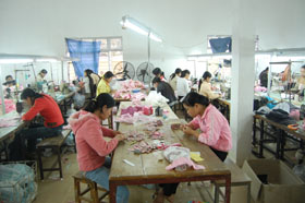 Công nhân Công ty giầy da xuất khẩu Yên Thủy đẩy mạnh phong trào thi đua lao động sản xuất chảo mừng Đại hội Đảng bộ các cấp.