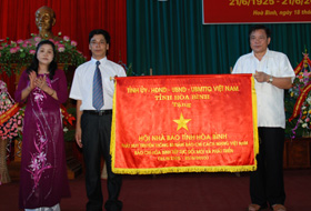 Đồng chí Hoàng Việt Cường, Bí thư Tỉnh ủy, Chủ tịch HĐND tỉnh trao bước trướng cho Hội Nhà báo tỉnh