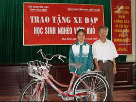 Em Nguyễn Thị Thùy Linh nhận xe đạp do Hội Khuyến học tỉnh và Công ty Sam Sung tặng