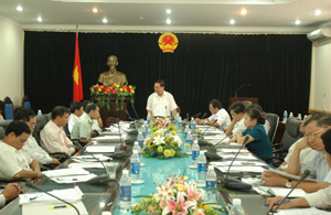 Đồng chí Bùi Văn Tỉnh, Chủ tịch UBND tỉnh chủ trì cuộc họp hoàn thiện nội dung các tờ trình của các sở, ngành