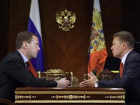Tổng thống Nga Dmitry Medvedev (trái) gặp ông Alexei Miller, Chủ tịch Tập đoàn Dầu khí quốc doanh Gazprom, hôm 21-6.