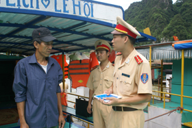 Đội CSGT đường thủy, Công an tỉnh kiểm tra công tác đảm bảo ATGT của các chủ tàu tại khu vực cảng Bích Hạ, xã Thái Thịnh, TP Hoà Bình.