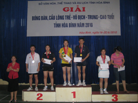 Bà Hoàng Thị Chiển, GĐ Sở VH - TT&DL trao giải cho các VĐV thi đấu nội dung đôi nam nữ ở độ tuổi từ 36 - 48 tuổi.