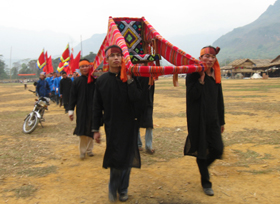 Nghi lễ tế rước trong lễ hội Xên Mường, huyện Mai Châu năm 2010.
