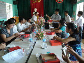 Cán bộ Chi nhánh Viettel tại Hòa Bình hướng dẫn kỹ thuật sử dụng Internet 3G cho giáo viên các trường huyện Yên Thủy.
 
