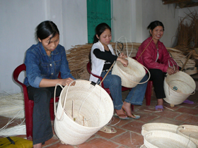 Nghề mây giang đan giúp chị em phụ nữ xã Liên Sơn có thêm thu nhập ổn định cuộc sống.