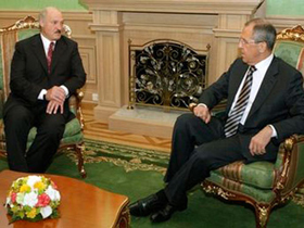 Tổng thống Belarus Alexander Lukashenko (trái) và Ngoại trưởng Nga Sergei Lavrov hội đàm tại Minsk hôm 22-6.