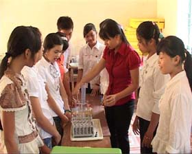 Nhiều HS trường THCS thị trấn Đà Bắc đã được tham gia đóng BHYT tự nguyện.
