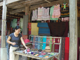 Huyện Mai Châu khôi phục nghề truyền thống gắn với phát triển du lịch - dịch vụ.