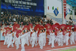 Hội người cao tuổi phường Đồng Tiến (TP Hoà Bình) tham gia đồng diễn tại Đại hội TDTT tỉnh Hoà Bình lần thứ IV năm 2010