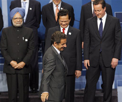 Thủ tướng Nguyễn Tấn Dũng (giữa hàng 2) chụp ảnh chung với các nhà lãnh đạo tham gia hội nghị ngày 27/6, bên trái là Thủ tướng Ấn Độ Manmohan Singh, và bên phải là Thủ tướng nước chủ nhà Canada Stephen Harper, trong khi phía trước ông là Tổng thống Pháp Sarkozy.
 
