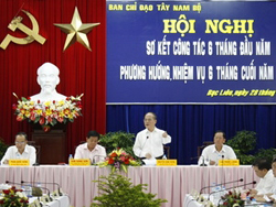 Phó Thủ tướng Thường trực Nguyễn Sinh Hùng phát biểu chỉ đạo tại hội nghị