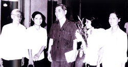 Đồng chí Nguyễn Văn Linh - Bí thư Thành ủy TPHCM gặp mặt đại biểu các đơn vị và cá nhân được Nhà nước tuyên dương anh hùng (năm 1985).